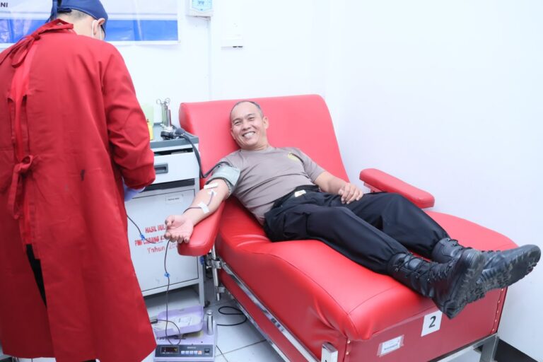 "Memperingati Hari Jadi ke-75 Humas Polri, ratusan personel Polda Kalbar bersama PWI menggelar donor darah serentak di PMI Pontianak untuk bantu stok darah warga."