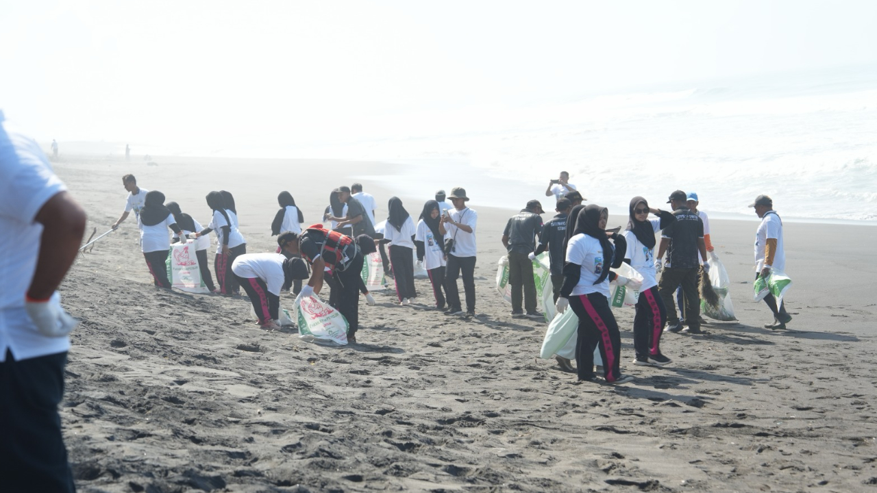 Peringati HUT Ke-27 KKP, Balai Pengelolaan Kelautan Pontianak Kumpulkan 300 Kg Sampah di Pantai Baru Bantul