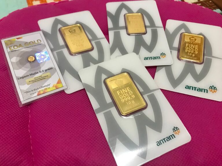 "Harga emas Antam naik Rp7.000 menjadi Rp2.572.000 per gram pada Jumat, (9/10/2026); buyback naik ke Rp2.376.000 per gram dengan spread Rp196.000."