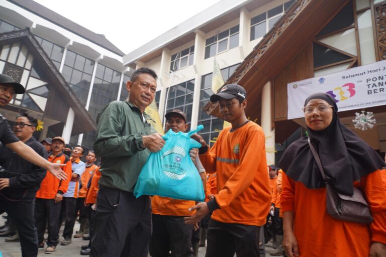 "Pemkot Pontianak salurkan paket sembako bagi petugas kebersihan serta ingatkan tingginya risiko keselamatan penyapu jalan saat beroperasi dini hari."