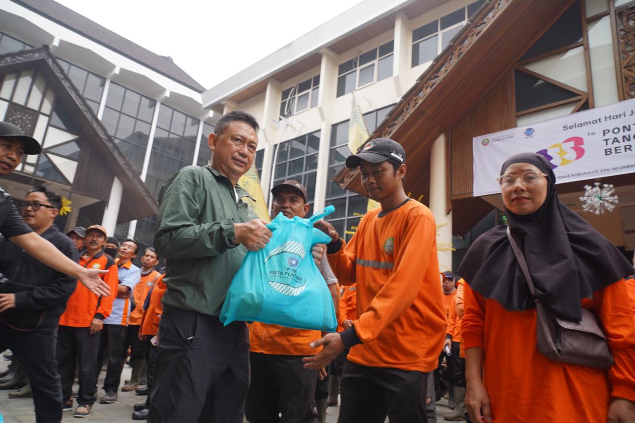 Risiko Jam Kerja Subuh Tinggi, Pemkot Pontianak Salurkan Sembako bagi Petugas Kebersihan