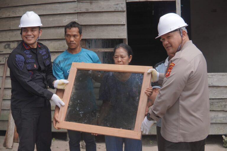 "Polda Kalbar menggelar aksi bedah rumah tidak layak huni milik warga kurang mampu di Desa Subah, Tayan Hilir, Sanggau agar menjadi hunian aman dan sehat."