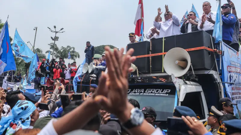 "Wakil Ketua DPR Sufmi Dasco Ahmad (ketiga kanan atas) didampingi Wakil Ketua DPR Saan Mustopa (kedua kanan atas) serta Presiden KSPSI Andi Gani (keempat kanan atas) menemui dan beraudiensi langsung dengan massa aksi buruh di depan Gedung DPR RI, Senayan, Jakarta, Selasa (6/10/2026)."