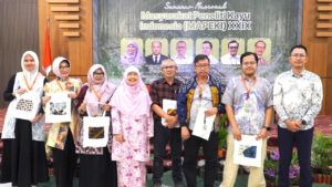 Sesi foto bersama pimpinan dan peserta Seminar Nasional MAPEKI XXIX di University Club UGM Yogyakarta. (Dok. Nusantara Post)
