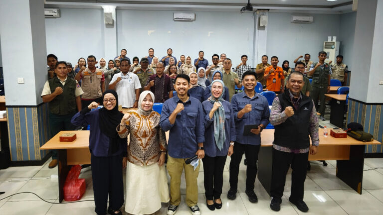 Peserta dan narasumber BNPB berfoto bersama usai kegiatan Sharing Session DKMS di Banten. (Dok. BNPB)