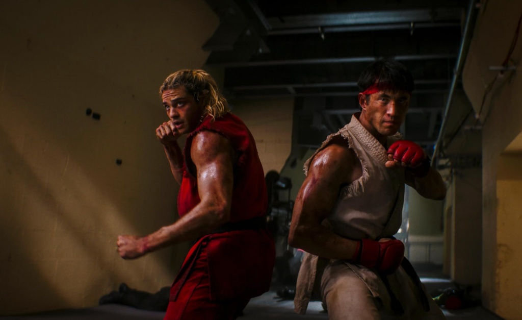 Noah Centineo sebagai Ken Masters dan Andrew Koji sebagai Ryu bersiap menghadapi pertempuran dalam film Street Fighter (2026).