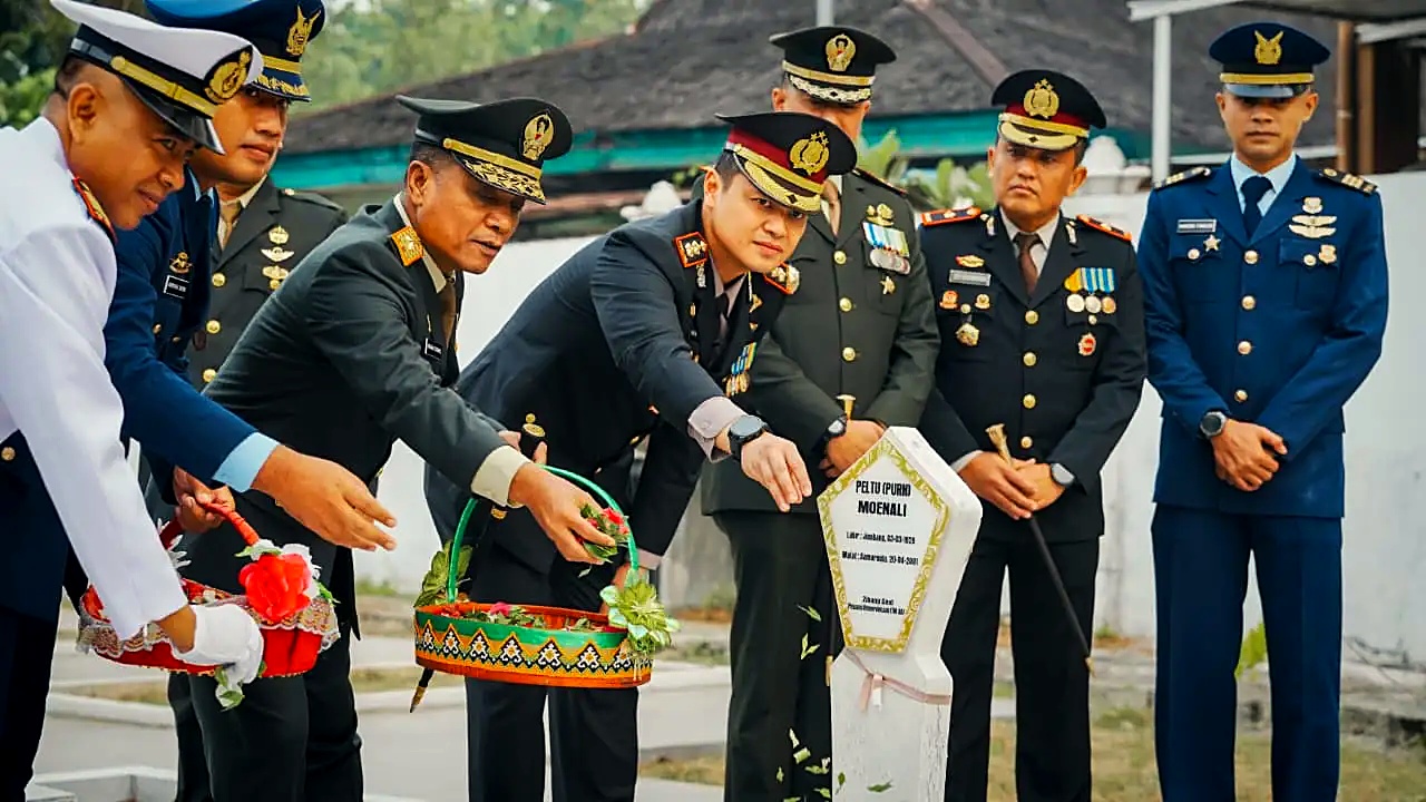 Danrem dan jajaran perwira tabur bunga di pusara pahlawan TMP Kesuma Bangsa