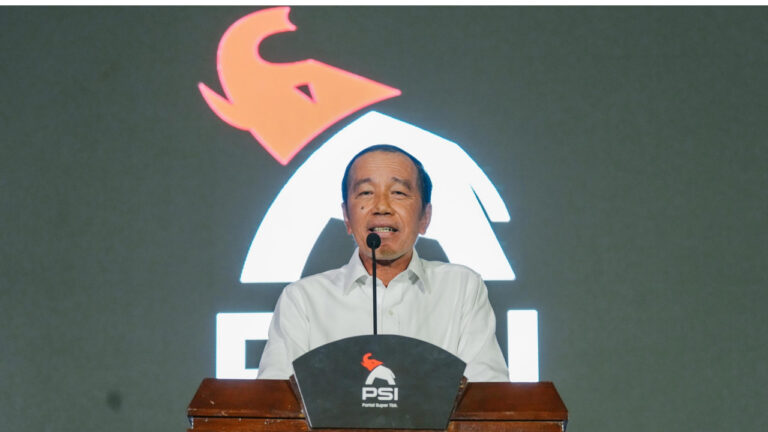 Mantan Presiden Joko Widodo memberikan keterangan di balik podiu. (Dok. PSI)