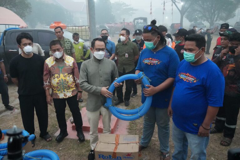 "Wali Kota Fairid Naparin tegaskan honor relawan karhutla Palangka Raya tidak ditunda melainkan menunggu nomor register APBD-P; Pemkot telah kucurkan Rp4,8 miliar."