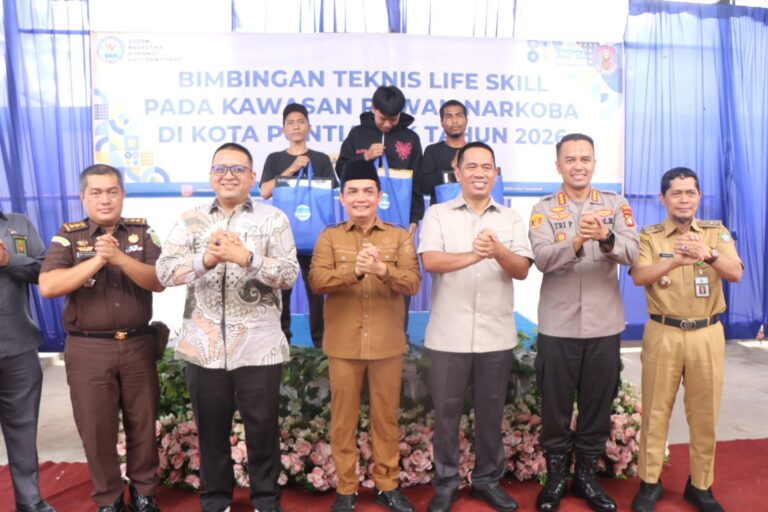 "Pemkot Pontianak dan BNN bekali warga kawasan rawan pelatihan life skill; Wawako Bahasan dan Adiyono Dwi Waluyo dorong rehabilitasi serta kemandirian ekonomi."