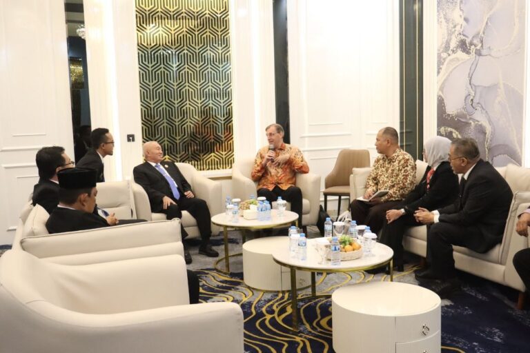 "Gubernur Kalsel Muhidin terima Wakil Dubes Belanda Adriaan Palm; bahas desain lahan gambut, kawasan Riam Kiwa, hingga repatriasi intan pusaka bersejarah Banjar."