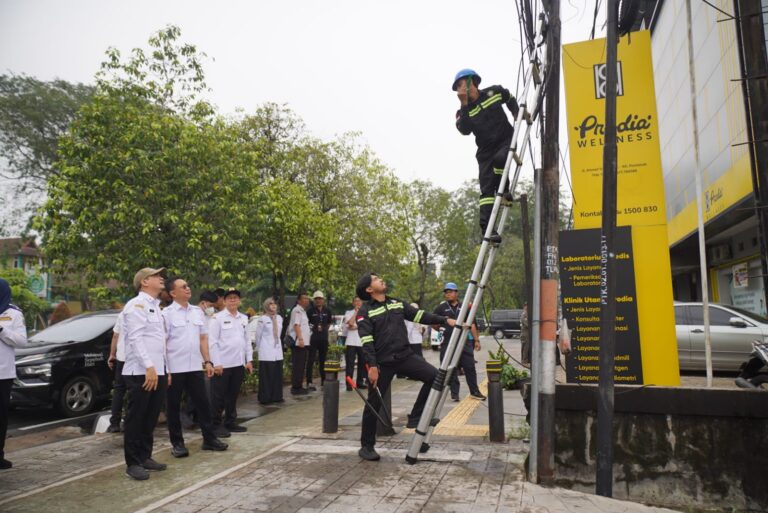 "Pemkot Pontianak menertibkan kabel internet semrawut di Jalan Ahmad Yani dan memberi tenggat satu pekan bagi tujuh ISP tak berizin sebelum diputus."