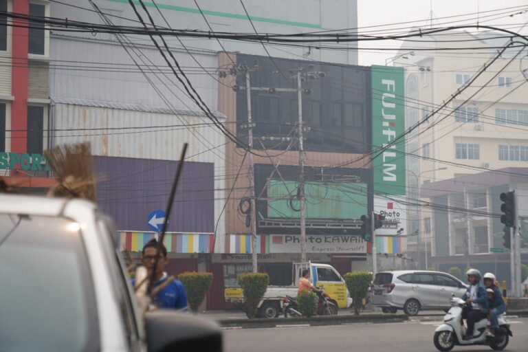 "Pemkot Pontianak mulai rapikan jaringan kabel semrawut di ruang publik; Edi Rusdi Kamtono siapkan masterplan ducting bawah tanah untuk kabel utilitas terpadu."