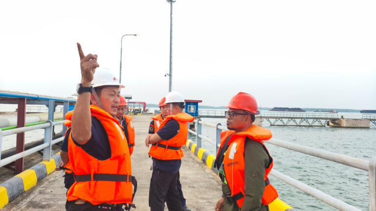 Tim gabungan Balai PK Pontianak dan PSDKP mengenakan pelampung oranye melakukan inspeksi lapangan fasilitas dermaga industri di Kalsel. (Dok. HO/Nusantara Post)