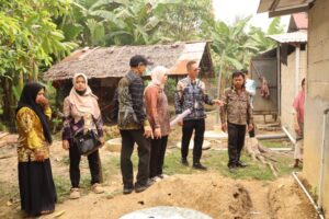 "Tim juri STBM Kalsel uji fakta lapangan sanitasi warga Desa Mahela di HST; soroti efektivitas anggaran desa, pemeliharaan sarana, dan kendala air bersih."