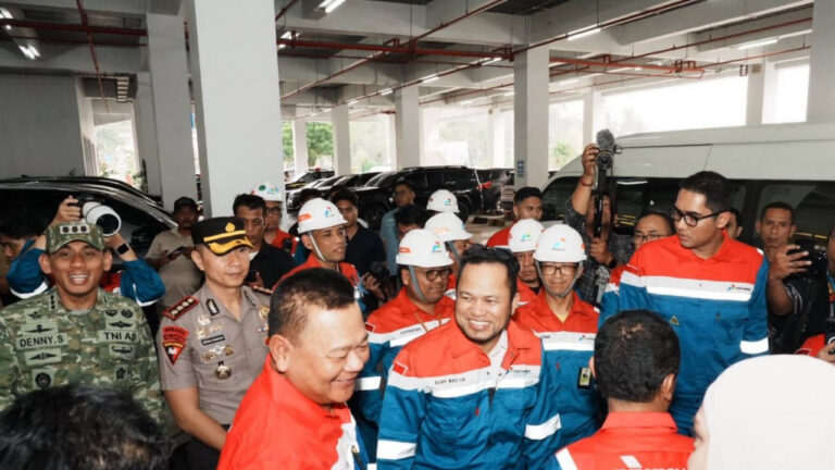 Menko ESDM Bahlil Lahadalia bersama Gubernur Kaltim Rudy Mas'ud dan jajaran manajemen Pertamina meninjau megaproyek RDMP Balikpapan. (Dok. HO/Nusantara Post)