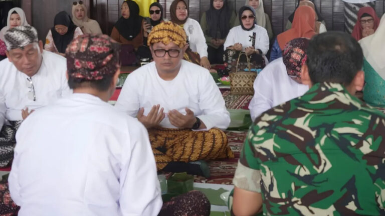 Suasana tradisi Beseprah atau makan bersama saat penutupan Erau Adat Pelas Benua Kutai Timur. (Dok. Facebook/Dinas Pariwisata Kutai Timur)