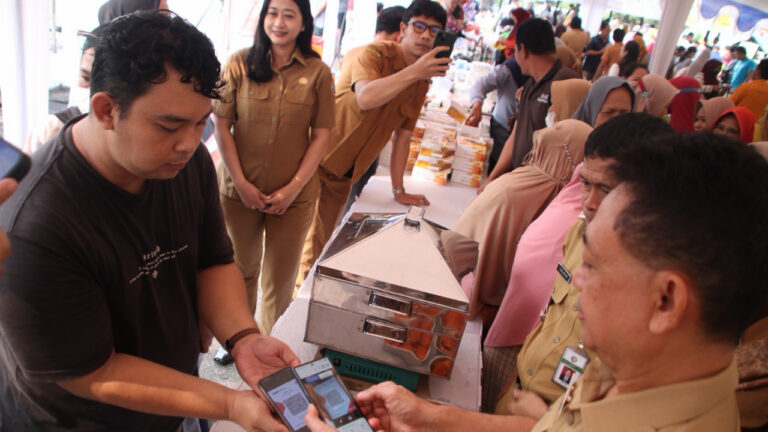 Wali Kota Pontianak Edi Rusdi Kamtono melakukan pemindaian barcode QRIS menggunakan smartphone saat bertransaksi di stan UMKM. (Dok. HO/Nusantara Post)