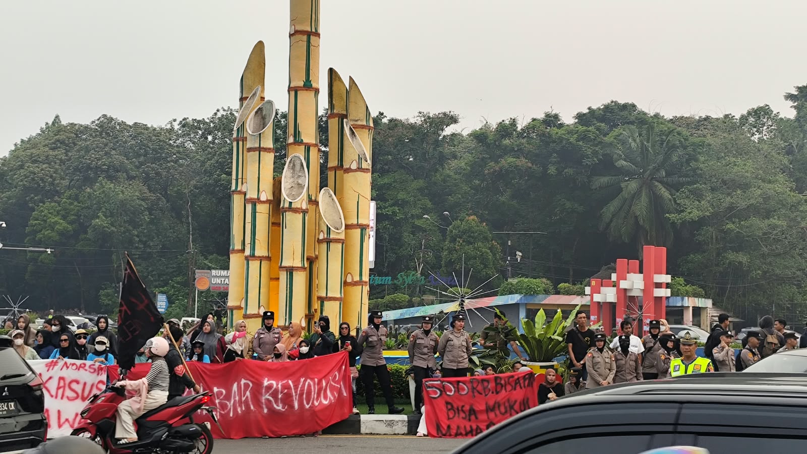 Aksi “Rakyat Kalbar Menggugat” di Bundaran Digulis Tuntut Usut Tuntas Kekerasan Demo Karhutla