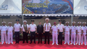 Duta Besar Rusia Sergei Tolchenov bersama perwira AL Rusia dan pejabat TNI AL berfoto bersama di depan latar penyambutan. (Dok. Instagram/@rusemb_indonesia)