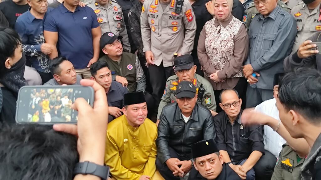 Datang Terlambat Hadapi Ratusan Massa Aksi Sikap Diam Wagub Kalbar Tuai Kritik