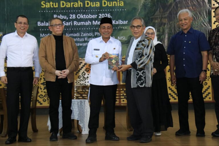 "Wagub Kalbar Krisantus Kurniawan luncurkan buku Dayak-Melayu: Satu Darah, Dua Dunia guna memperkuat persaudaraan dan keharmonisan daerah di Pontianak."
