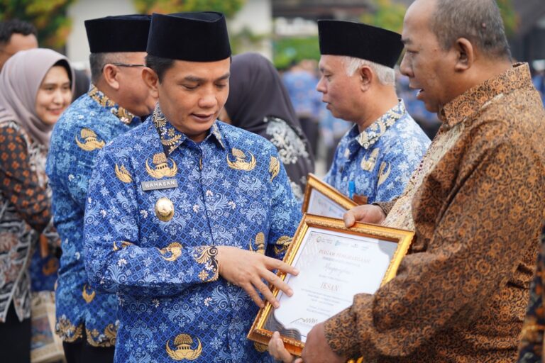 "Pemkot Pontianak lepas 24 ASN purna tugas bertepatan Hari Kesaktian Pancasila; Wawako Bahasan dorong regenerasi aparatur dan penguatan integritas birokrasi."