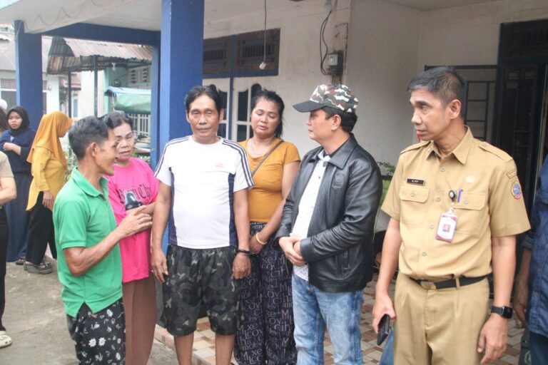 "Pemkot Pontianak salurkan bantuan darurat bagi dua keluarga korban kebakaran di Gang Pelita, Siantan Hilir, untuk memenuhi kebutuhan dasar pascamusibah."