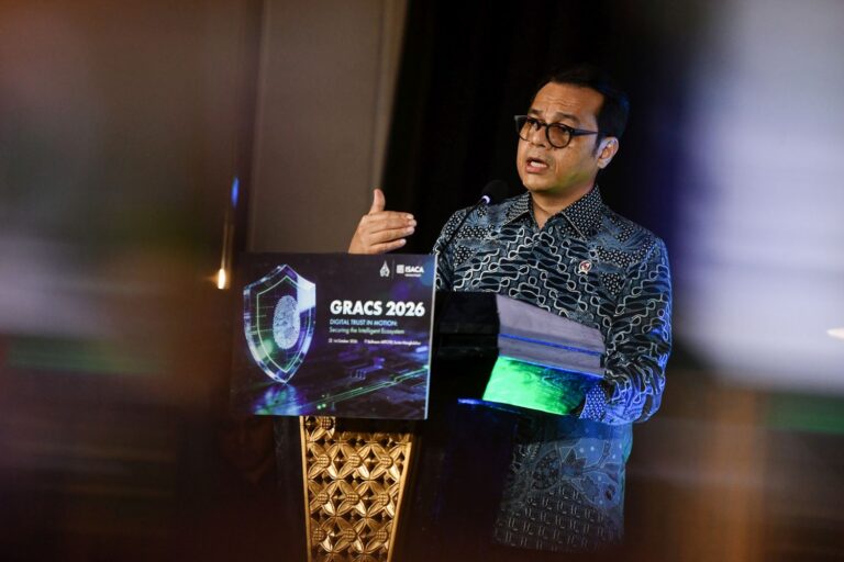 Wakil Menteri Komunikasi dan Digital Nezar Patria menyampaikan tentang pengawasan konten mini drama AI dan penguatan regulasi platform digital usai menghadiri acara Lembaga Sensor Film di Bogor, Jawa Barat, Minggu (25/10/2026). Foto: Pey HS / Komdigi