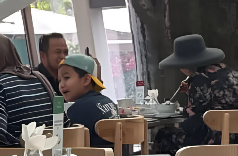 "Warga Kaltim berjibaku hirup kabut asap pekat karhutla, foto Gubernur Rudy Mas'ud sarapan di Singapura viral dan tuai sorotan tajam publik."