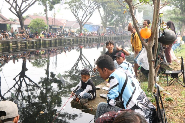 "Kawasan Sungai Jawi dipadati warga yang mengikuti lomba mancing Hari Jadi Pontianak, Pemkot ingatkan pentingnya menjaga kebersihan parit dan sungai."