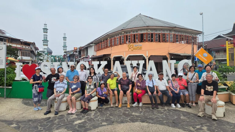 Rombongan wisatawan senior Singapura berfoto bersama di landmark I Love Singkawang. (Dok. Ist)